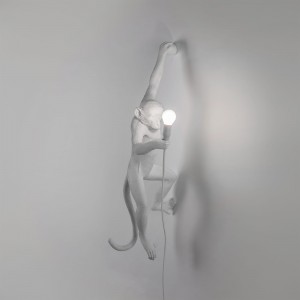 Lámpara pared blanca brazo izquierdo Monkey Hanging de Seletti.