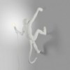 Aplique pared blanca brazo derecho Monkey Hanging de Seletti.