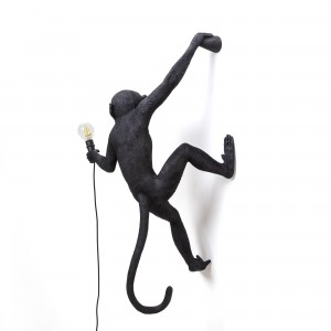 Aplique pared Monkey outdoor brazo derecho en color negro.
