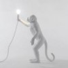 Lámpara de pie de resina Monkey Standing color blanco de Seletti para interior o exterior