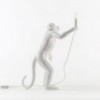 Lámpara de pie de resina Monkey Standing color blanco de Seletti para interior o exterior