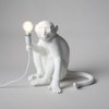 Lámpara sobemesa de resina Monkey Standing color blanco de Seletti para interior o exterior