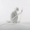 Lámpara sobemesa de resina Monkey Standing color blanco de Seletti para interior o exterior