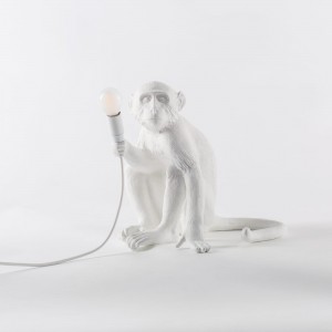 Lámpara sobemesa de resina Monkey Standing color blanco de Seletti para interior o exterior