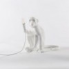Lámpara sobemesa de resina Monkey Standing color blanco de Seletti para interior o exterior