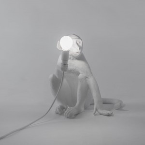 Lámpara sobemesa de resina Monkey Standing color blanco de Seletti para interior o exterior