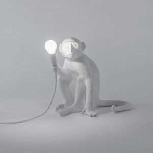 Lámpara sobemesa de resina Monkey Standing color blanco de Seletti para interior o exterior