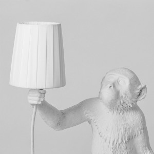 Lámpara de pie de resina Monkey Standing color blanco de Seletti para interior o exterior