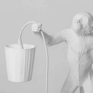Lámpara de pie de resina Monkey Standing color blanco de Seletti para interior o exterior