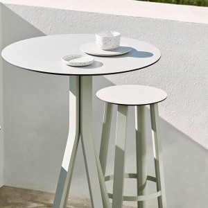 Mesa bar Stack Gandia Blasco. Mesas modernas para bar en exteriores.