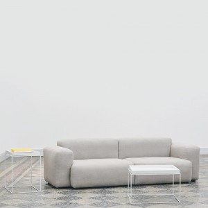 Mesa auxiliar multifuncional Tray M de HAY con gran diseño elegante y versatil.