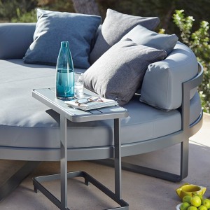 Mesa auxiliar Flat de Gandia Blasco. Mesa de diseño moderno para exterior.