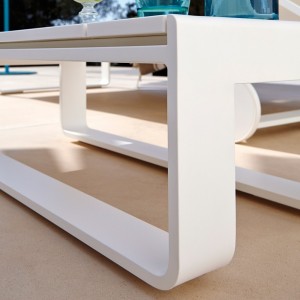 Mesa para tumbona Flat para exterior de Gandia Blasco. Mesas de diseño.