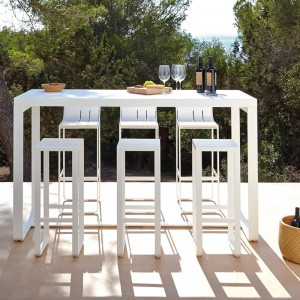 Mesa Bar Flat de Gandía Blasco. Mesa elegante para exterior con varias medidas.