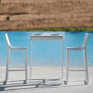 Mesa Bar Flat de Gandía Blasco. Mesa elegante para exterior con varias medidas.