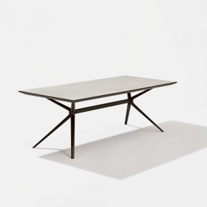 Mesa rectangular Gres Moai de Fast de exterior con diseño moderno y elegante.