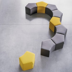 Pouf divertido Pause en diferentes acabados para dormitorio infantil de Softline.