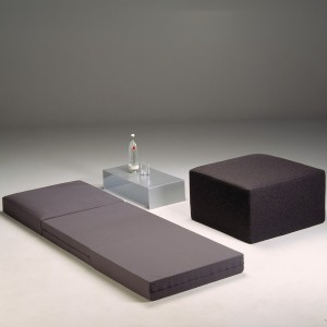 Pouf Trio de Softline. Pouf tapizado convetible en colchón para dormitorio.