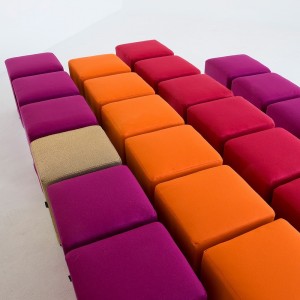 Pouf en forma de cubo Pouf para dormitorio de Softline.