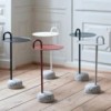 Mesa auxiliar Bowler de diseño moderno y exclusivo de Hay para espacios públicos.