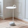Mesa auxiliar Bowler de diseño moderno y exclusivo de Hay para espacios públicos.