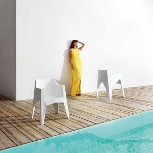 Silla con brazos diseño de KArim Rashid para Vondom.