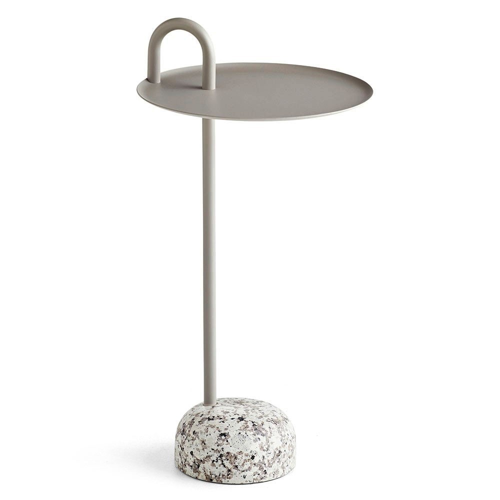 Mesa auxiliar Bowler de diseño moderno y exclusivo de Hay para espacios públicos.