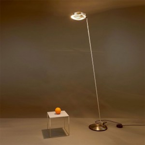 Lámpara de pie de brazo simple para espacios interiores Elle 1 LED de Lumina