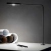 Lámpara moderna de sobremesa empotrable Flo Grommet de Foster+Partners y Lumina