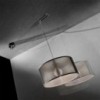 Lámpara de suspensión deslizable con pantalla de tela Moove de Lumina.