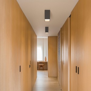 Lámpara minimalista de techo Structural de Vibia. Luminarias modernas.