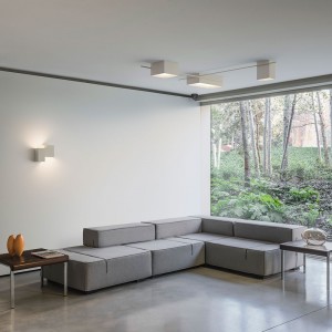 Lámpara minimalista de aplique Structural de Vibia. Luminaria moderna.
