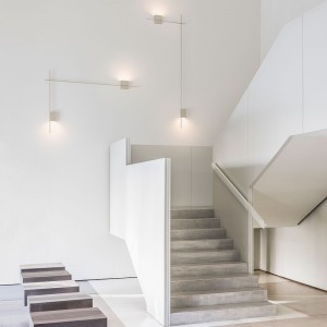 Lámpara minimalista de aplique Structural de Vibia. Luminaria moderna.