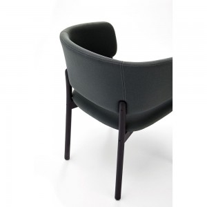 Silla con brazos comedor RC con pies madera de Blasco&Vila. Sillones tapizados.