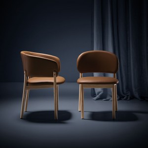 Silla con brazos comedor RC con pies madera de Blasco&Vila. Sillones tapizados.