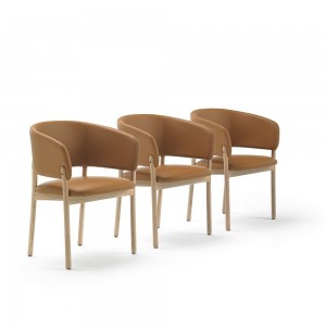 Silla con brazos comedor RC con pies madera de Blasco&Vila. Sillones tapizados.