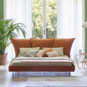 Cama Madame C Plus de Bonaldo. Mobiliario de diseño para dormitorios.
