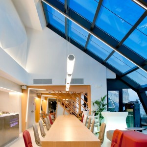 Lámpara suspensión Hugo Horizontal de Slamp. Diseño ideal ideal para oficinas.