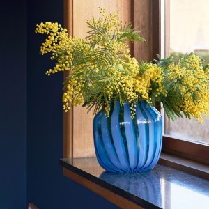 Florero Juice Vase de Hay. Diseño de omplementos originales para el hogar.