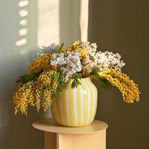 Florero Juice Vase de Hay. Diseño de omplementos originales para el hogar.
