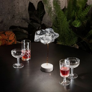 Lámpara de sobremesa LaFleur Battery de Slamp. Diseño para interiores.