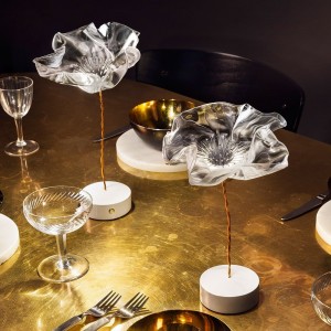 Lámpara de sobremesa LaFleur Battery de Slamp. Diseño para interiores.
