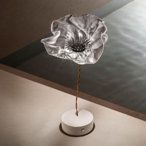 Lámpara de sobremesa LaFleur Battery de Slamp. Diseño para interiores.