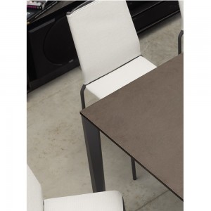 Mesa de melamina de diseño Prisma para salón de Ingenia.