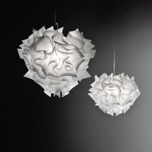 Lámpara suspendida Veli de Slamp. Diseño moderno y elegante lleno de lujo.