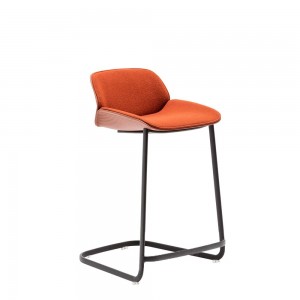 Taburete moderno Nuez con base cantiléver de acero. Ideal para interior.