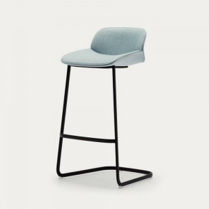 Taburete moderno Nuez con base cantiléver de acero. Ideal para interior.