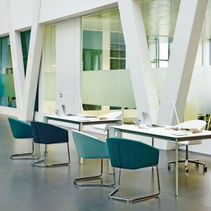 Sillón confortable Brandy SO-2995 con base cantilever de andreu World.