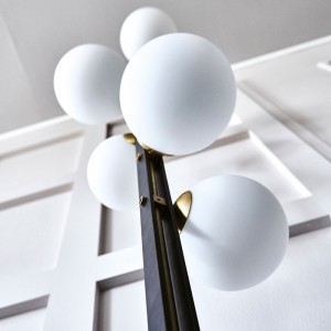 Lámpara de pie Planeta de Cattelan Italia. Iluminación de diseño moderno.