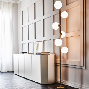 Lámpara de pie Planeta de Cattelan Italia. Iluminación de diseño moderno.